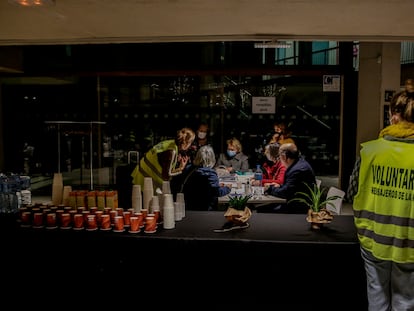 Algunos de los refugiados ucranios que llegaron este jueves a Madrid con la caravana de taxis.