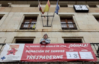 La alcaldesa Isabel López, en el balcón del ayuntamiento de Trespaderne (Burgos), el viernes.