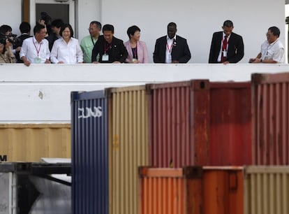 La presidenta de Taiwan, Tsai Ing-wen (3-i), visita la esclusa de Miraflores, Panamá. La mandataria se encuentra en el istmo para participar en el acto de inauguración del Canal de Panamá.