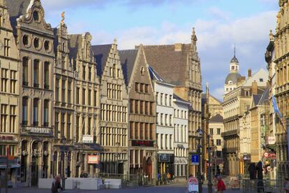 Una calle de Amberes, Bélgica, con sus característicos edificios de amplios tejados.