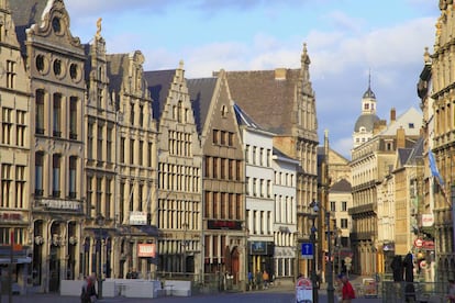 Una calle de Amberes, Bélgica, con sus característicos edificios de amplios tejados.