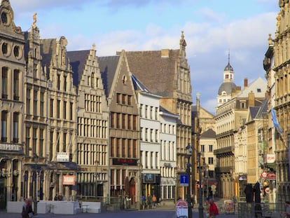 Una calle de Amberes, Bélgica, con sus característicos edificios de amplios tejados.