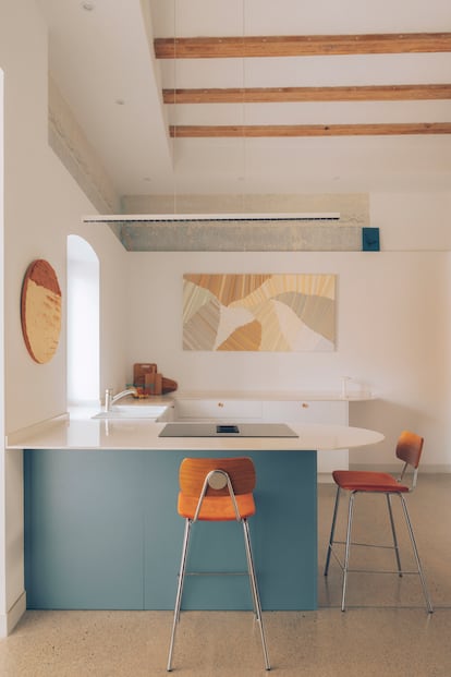 Los muebles de la cocina también son del color azul dominante en la vivienda, una herencia de la casa original presente hasta en vestigios decorativos encontrados en las zonas altas, como en la parte superior de la cocina.