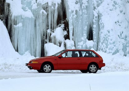 El Volvo 480 se convirtió desde su lanzamiento en 1985 en un modelo de culto, con sus faros retráctiles y el portón trasero de cristal. Un golpe de efecto de la casa especializada en vehículos familiares.