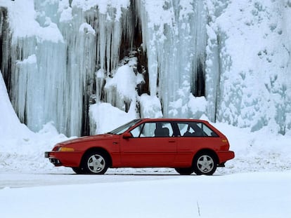 El Volvo 480 se convirtió desde su lanzamiento en 1985 en un modelo de culto, con sus faros retráctiles y el portón trasero de cristal. Un golpe de efecto de la casa especializada en vehículos familiares.