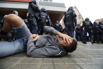 Càrregues policials a l'escola Mediterrània de la Barceloneta.