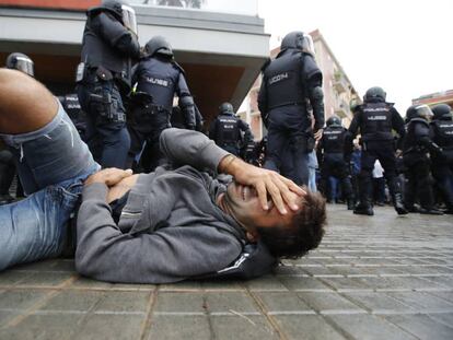 Càrregues policials a l'escola Mediterrània de la Barceloneta.