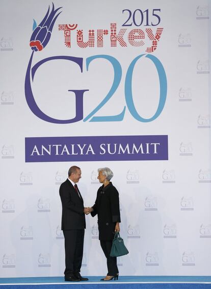 Erdogan recibe a la directora gerente del Fondo Monetario Internacional (FMI), Christine Lagarde, a su llegada al encuentro.