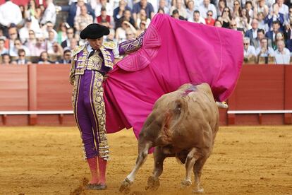 El diestro Andrés Roca Rey, con el tercer toro de la tarde.