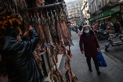 Una mujer caminaba el martes cerca de un mercado de Wuhan.