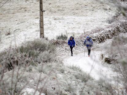 La cota de nieve en Galicia descenderá hasta los 700-800 metros hacia el final del día. En la imagen, peregrinos caminan cerca de O Poio en Pedrafita. 