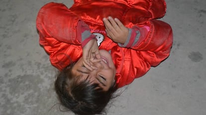 Una niña juega en el suelo del parque de Nueva Galeana durante una tarde de Brigada de la Alegría.