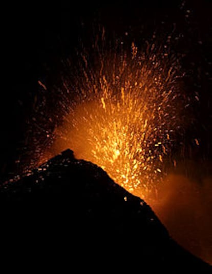 El Etna ha continuado expulsando lava durante toda la noche.