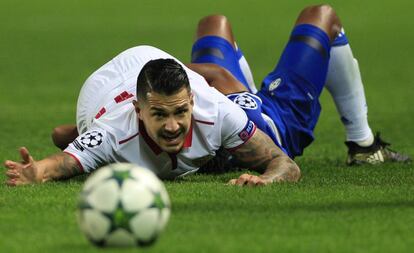 Vitolo y Cuadrado disputan el balón durante el partido entre Sevilla y Juventus.