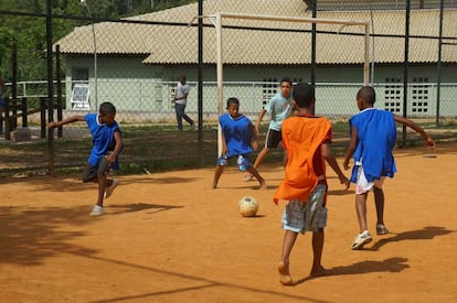 Ni&ntilde;os juegan al f&uacute;tbol en Salvador de Bah&iacute;a (Brasil).