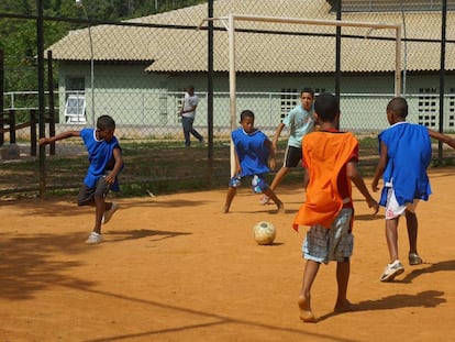 Ni&ntilde;os juegan al f&uacute;tbol en Salvador de Bah&iacute;a (Brasil).
