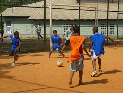 Niños juegan al fútbol en Salvador de Bahía (Brasil).
