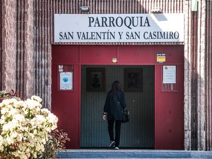 Natalia, la mujer que ha denunciado abusos en su infancia en Argentina, entrando en la iglesia de Vicálvaro, Madrid, donde ha encontrado al cura que acusa, 40 años después.