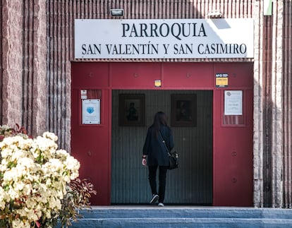 Natalia, la mujer que ha denunciado abusos en su infancia en Argentina, entrando en la iglesia de Vicálvaro, Madrid, donde ha encontrado al cura que acusa, 40 años después.