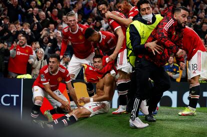 Los jugadores del United celebran el 2-1 con Cristiano