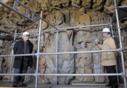 Los directores de la Fundación Barrié, Javier López,y la Fundación Catedral de Santiago, Daniel Lorenzo Santos, (izq), en el andamio de restauración del Pórtico de la Gloria tras la rueda de prensa sobre el nuevo programa de visitas.