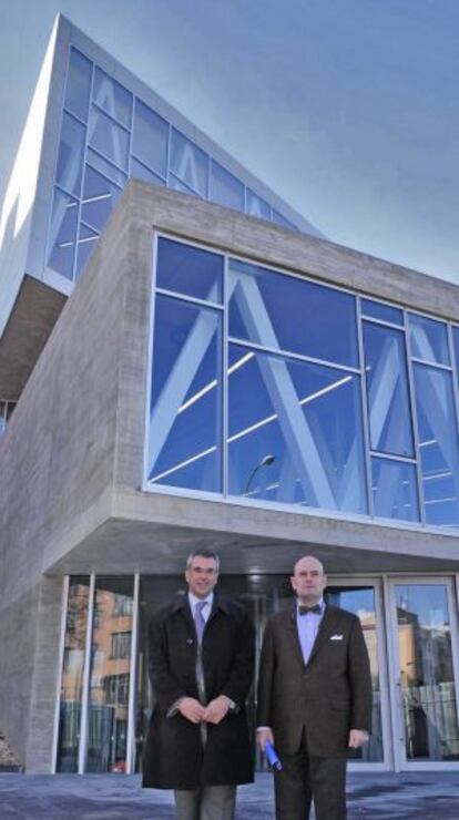 El delegado de Las Artes y el concejal de Carabanchel frente a la nueva biblioteca.