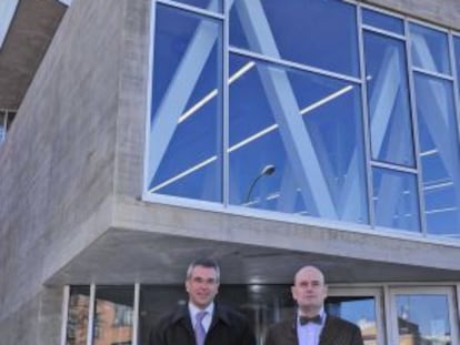 El delegado de Las Artes y el concejal de Carabanchel frente a la nueva biblioteca.