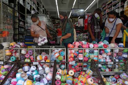 Pessoas fazem compras em São Paulo, após relaxamento da quarentena.