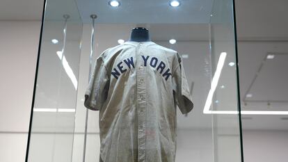 La camiseta de la Serie Mundial de los Yankees de Nueva York que usó Babe Ruth en el juego de 1932 se exhibe en Heritage Auction en Irving, Texas, el 21 de agosto de 2024.