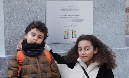 Los hermanos Eric y Zulema visitando su escultura en el centro cultural Matadero de Madrid.