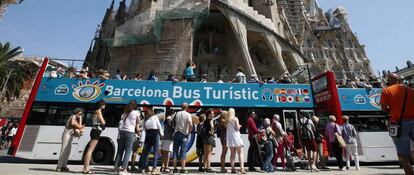 Turistas en la puerta de la Sagrada Familia de Barcelona.