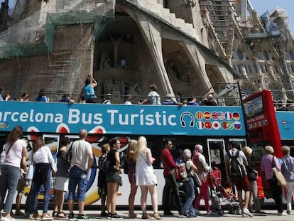 Turistas en la puerta de la Sagrada Familia de Barcelona.