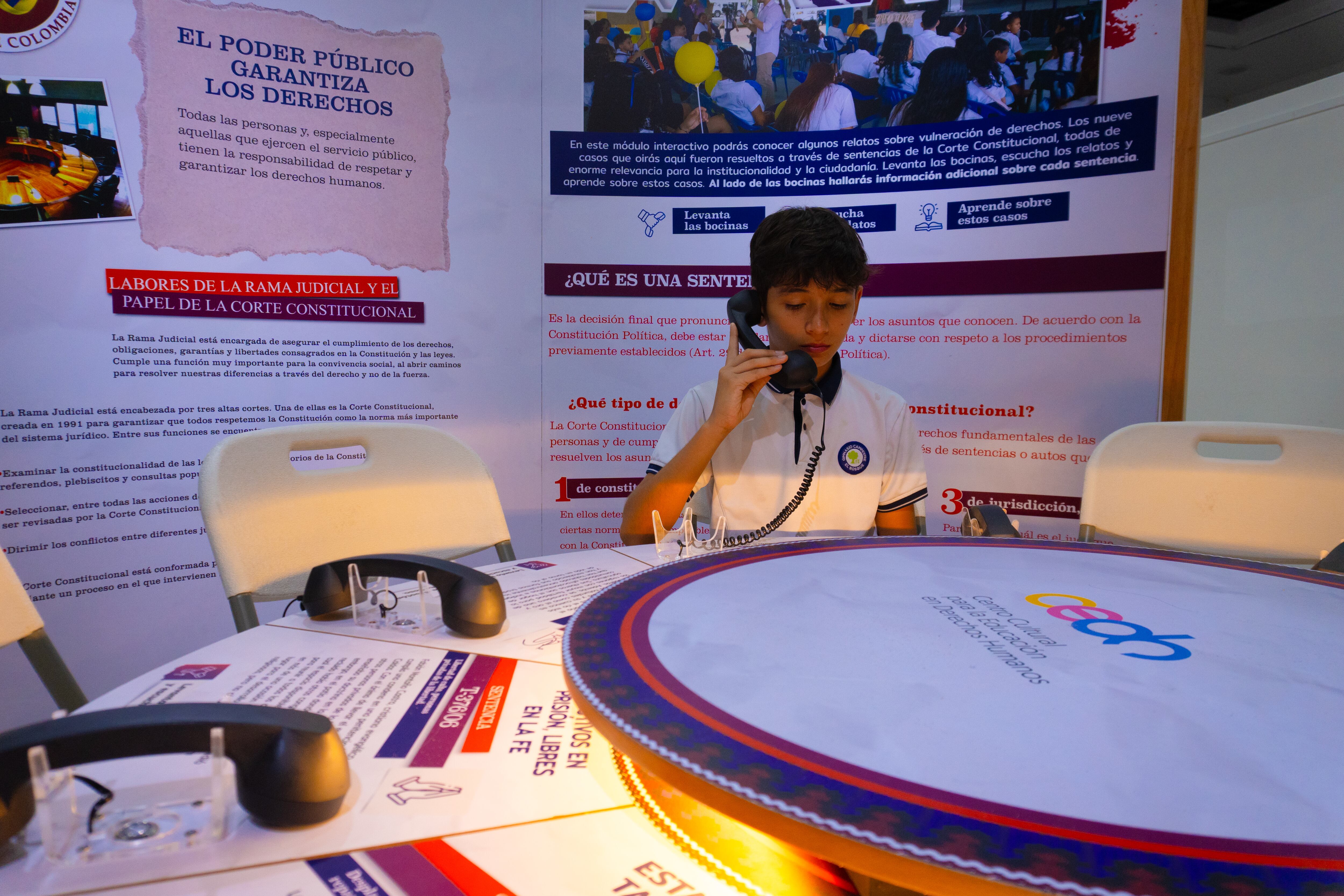 Un chico escucha testimonios de violaciones de derechos humanosal visitar el museo itinerante en Villavicencio, el 19 de junio.