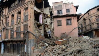 Un hombre camina entre los escombros de un edificio derrumbado en Bhaktapur (Nepal).