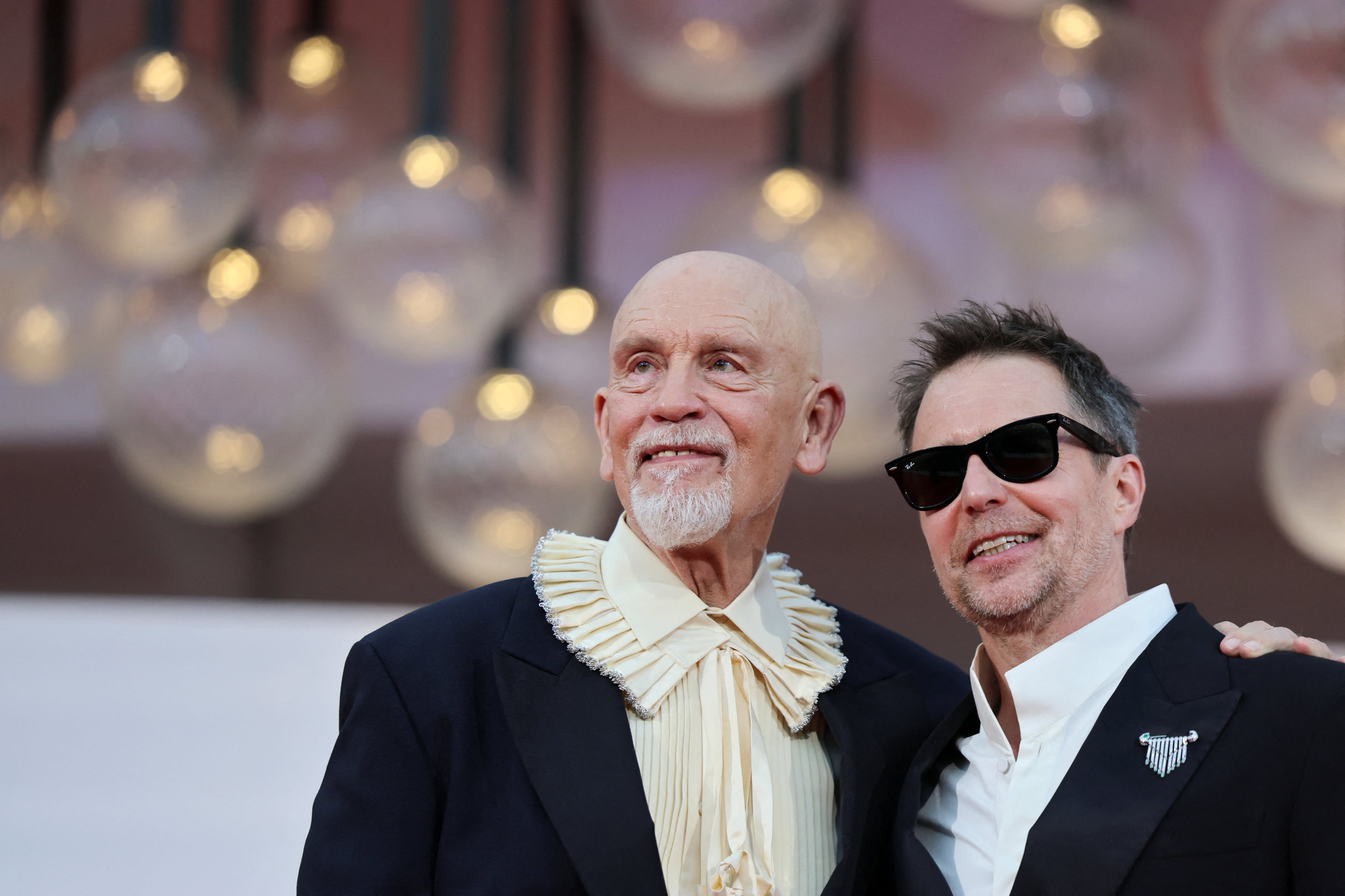 John Malkovich y Sam Rockwell entusiasman en Venecia con la tragicomedia melancólica de los espías-payasos de ‘Wild Horse Nine’
