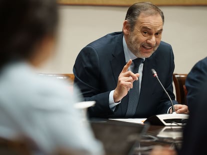 El exministro de Transportes José Luis Ábalos, este lunes en el Parlamento canario en Santa Cruz de Tenerife.