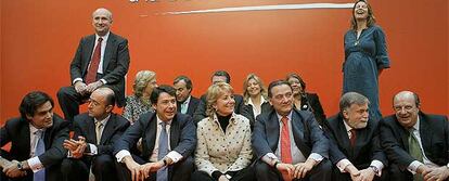 En la imagen, Esperanza Aguirre junto con sus consejeros en la Real Casa de Correos.