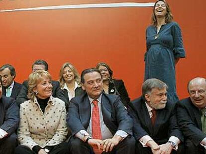 En la imagen, Esperanza Aguirre junto con sus consejeros en la Real Casa de Correos.