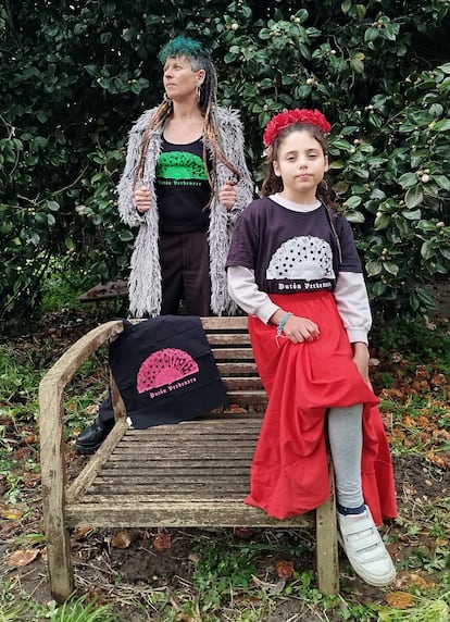 La diseñadora Sara Marcet y su hija Serea, en su casa de Vigo, con camisetas de Putón Verbenero.