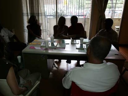 Imagen de una reunión reciente de Alcohólicos Anónimos.