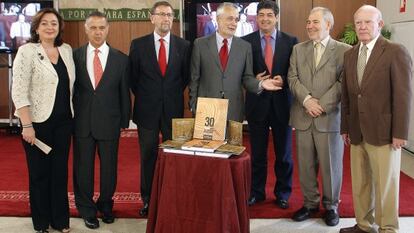 De izquierda a derecha, Mar Moreno, Antonio Ojeda, Manuel Gracia, Jos&eacute; Antonio Gri&ntilde;&aacute;n, Diego Valderas, &Aacute;ngel L&oacute;pez y Jos&eacute; Antonio Mar&iacute;n Rite.