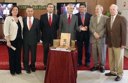 De izquierda a derecha, Mar Moreno, Antonio Ojeda, Manuel Gracia, Jos&eacute; Antonio Gri&ntilde;&aacute;n, Diego Valderas, &Aacute;ngel L&oacute;pez y Jos&eacute; Antonio Mar&iacute;n Rite.