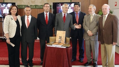 De izquierda a derecha, Mar Moreno, Antonio Ojeda, Manuel Gracia, Jos&eacute; Antonio Gri&ntilde;&aacute;n, Diego Valderas, &Aacute;ngel L&oacute;pez y Jos&eacute; Antonio Mar&iacute;n Rite.