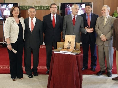 De izquierda a derecha, Mar Moreno, Antonio Ojeda, Manuel Gracia, Jos&eacute; Antonio Gri&ntilde;&aacute;n, Diego Valderas, &Aacute;ngel L&oacute;pez y Jos&eacute; Antonio Mar&iacute;n Rite.