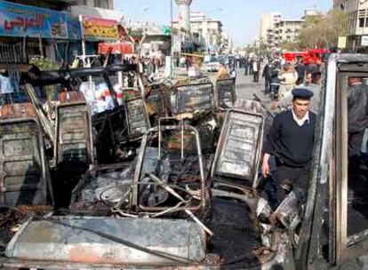 Restos de un autobús después de que un terrorista suicida se inmolara en Bagdad causando la muerte de seis personas