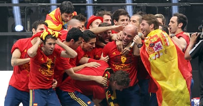 Los jugadores de La Roja se lanzan sobre Reina tras haberlos presentarlos.