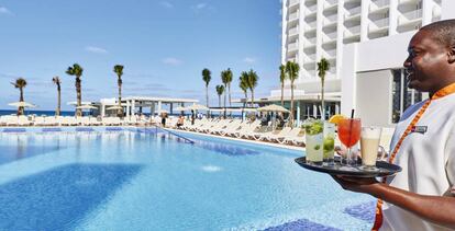 Un trabajador de RIU en el área del bar de la piscina de un hotel