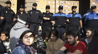 Un grupo protesta contra el sacrificio de 'Excálibur' en Alcorcón.