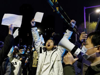 Manifestantes contra la política covid cero, con folios en blanco en la mano, ayer en Pekin.