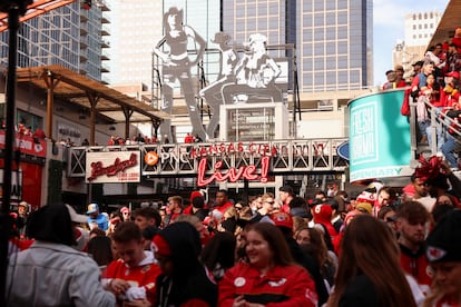 Fanáticos de los Chiefs celebran antes del inicio en Kansas City, Missouri, EE.UU.